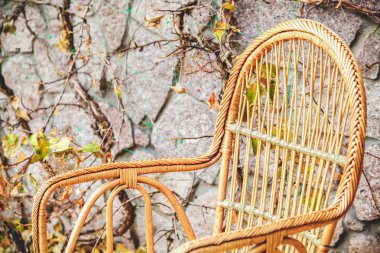 sonbahar ruh hali. Hasır Sandalye sonbahar parkta duruyor