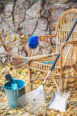 Temizlemeden önce. Boya, vernik hasır sandalye için yaprakları