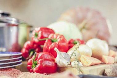 Ampul, kırmızı biber ve havuç gemide yalan