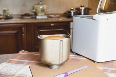 Ekmek ve bıçak üzerinde damalı masa örtüsü yalan pişirme için formu