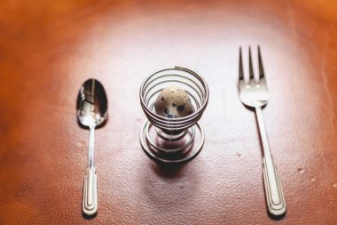 Bıldırcın yumurta sarmal rafa. Sonraki kaşık ve çatal