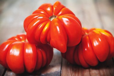 Üç güzel kırmızı oluklu domates yakın çekim