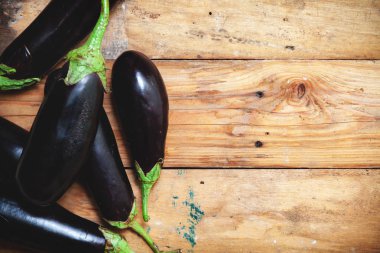 Birkaç olgun patlıcan kurullarında yatıyordu