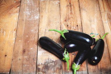 Birkaç olgun patlıcan kurullarında yatıyordu