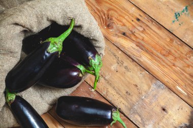 Birkaç olgun patlıcan çanta dışarı rendelenmiş kurullarında düştü.
