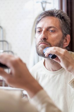 Sakal bakım. Adam yalnız makası sakal banyoda