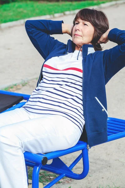 Yaşlı kadın oynarken spor sokak simülatörde