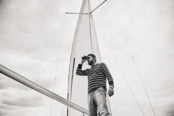 Çizgili gömlekli dürbün s bakıyor tek renkli Kaptan — Stok fotoğraf
