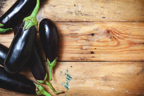 Birkaç olgun patlıcan kurullarında yatıyordu