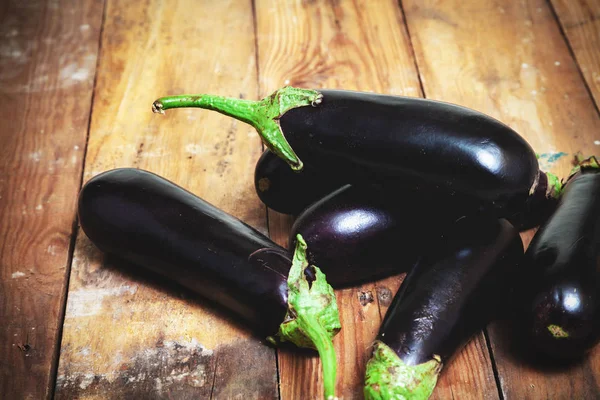 Birkaç olgun patlıcan kurullarında yatıyordu