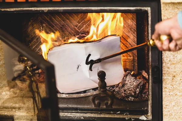 Folhas de papel queimando no fogo da lareira . — Fotografia de Stock