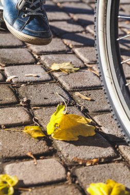 Bisiklet pedalı sonbahar Köprüsü'nde spor ayakkabı ayak