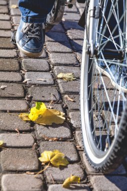 Bisiklet pedalı sonbahar Köprüsü'nde spor ayakkabı ayak