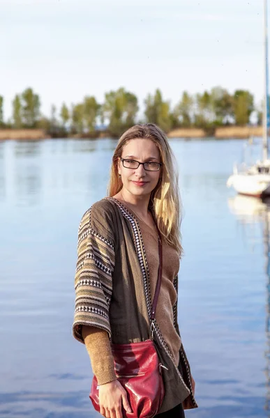 Mooie blonde is op de achtergrond van de baai — Stockfoto