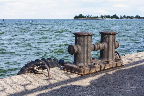 Doubles iron bollard on concrete sea berth — Stock Photo, Image