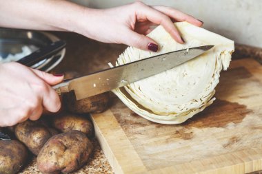 Lahana kesme. kadın lahana başları büyük bıçakla keser.