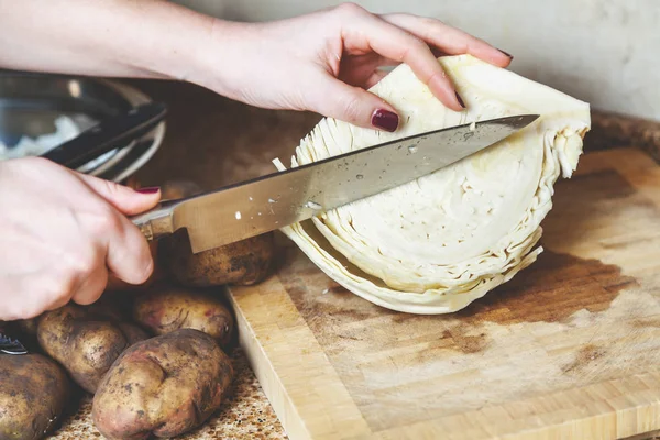 Lahana kesme. kadın lahana başları büyük bıçakla keser.