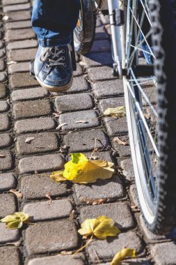 Bisiklet pedalı sonbahar Köprüsü'nde spor ayakkabı ayak