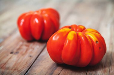 İki olgun domates çeşitleri gemide yivli