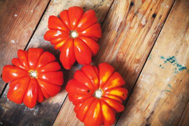 Üç güzel kırmızı oluklu domates yakın çekim