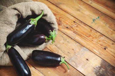 Birkaç olgun patlıcan çanta dışarı rendelenmiş kurullarında düştü.