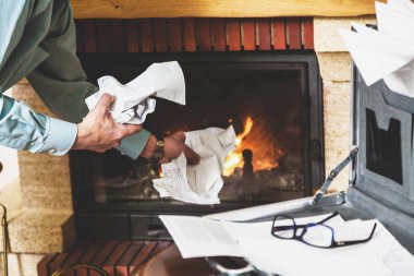 İşadamı firepla durumda önemli belgelerden yok