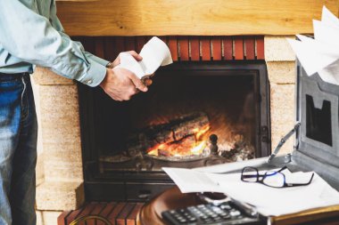 İşadamı firepla durumda önemli belgelerden yok