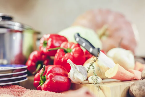 Sarımsak, havuç, kırmızı biber ve bıçak gemide yalan