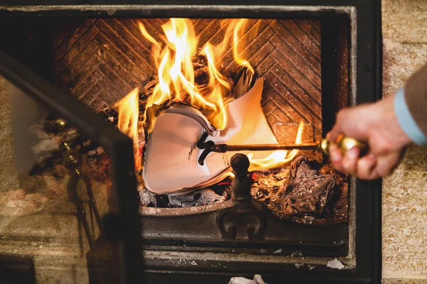 Şömine yangında yanan kağıt. 