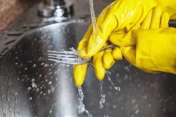 Manos en guantes de goma amarilla lavar tapón en fregadero — Foto de Stock
