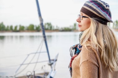 Romantik genç kadın üzerinde Bay durumda