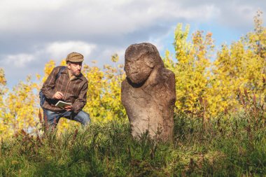 Bilimsel tarihçi Höyük üzerinde taş heykel açıklar