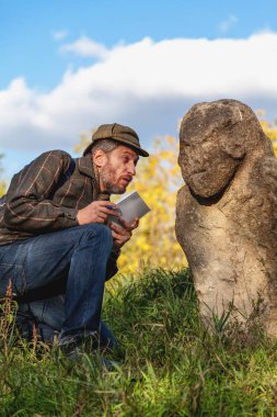 Bilimsel tarihçi Höyük üzerinde taş heykel açıklar