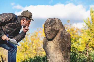 Bilimsel tarihçi Höyük üzerinde taş heykel açıklar