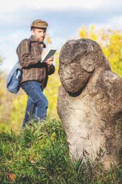 Bilimsel tarihçi Höyük üzerinde taş heykel açıklar