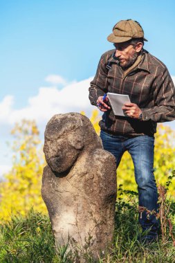 Bilimsel tarihçi Höyük üzerinde taş heykel açıklar
