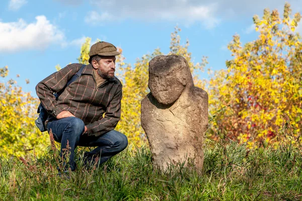Sakal taş heykel Höyük üzerinde bilim adamı inceler