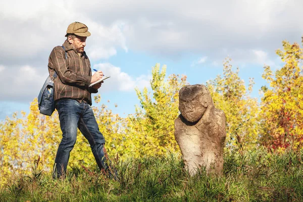 Bilimsel tarihçi Höyük üzerinde taş heykel açıklar
