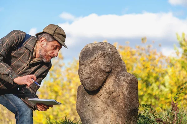 Bilimsel tarihçi Höyük üzerinde taş heykel açıklar