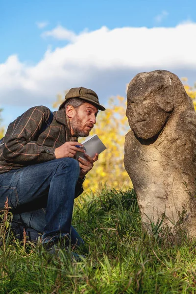 Bilimsel tarihçi Höyük üzerinde taş heykel açıklar