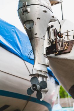 Tekne motor yat ayakta karada