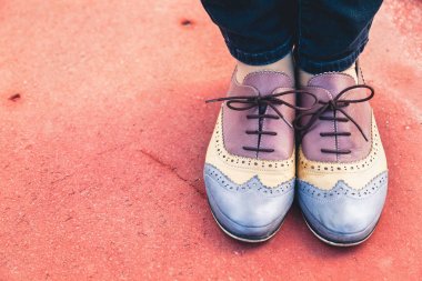 Şık ayakkabılar brogues kahverengi yüzeyi kadın ayak