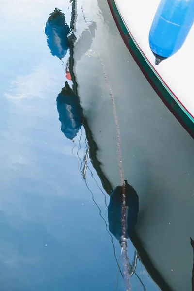 На борту яхта отражается в воде — стоковое фото