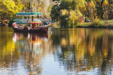 Nehrin ortasında akıllı zevk tekne yüzen