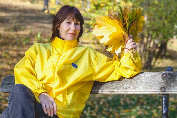 Düşen akçaağaç tutan güzel büyük kadın bırakır