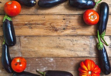 Çerçeve mavi patlıcan ve domates ahşap kurullarında