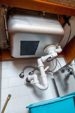 Yapılı-içinde metal mutfak lavabo. Alt görünümü