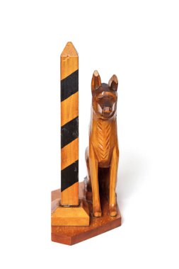 Beyaz arka plan üzerinde ahşap köpek ve sınır ayağı