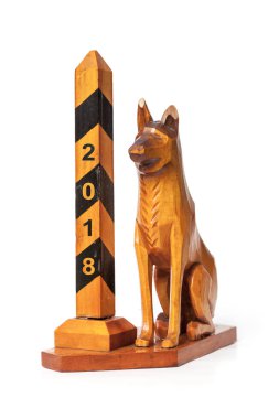 Beyaz arka plan üzerinde ahşap köpek ve sınır ayağı