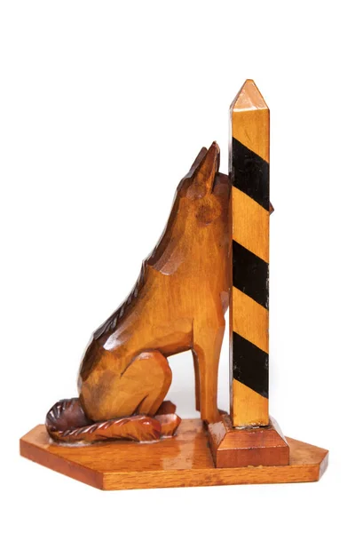 Деревянная собака и пограничный столб на белом фоне — стоковое фото